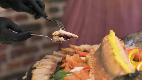 personas de catering de grupo comida buffet en interiores en restaurante de lujo con carne frutas y verduras de colores.