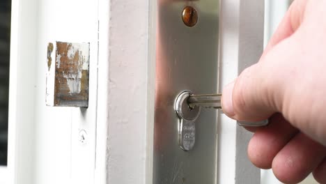 bloquear y desbloquear la puerta con una llave también girando la llave en la cerradura