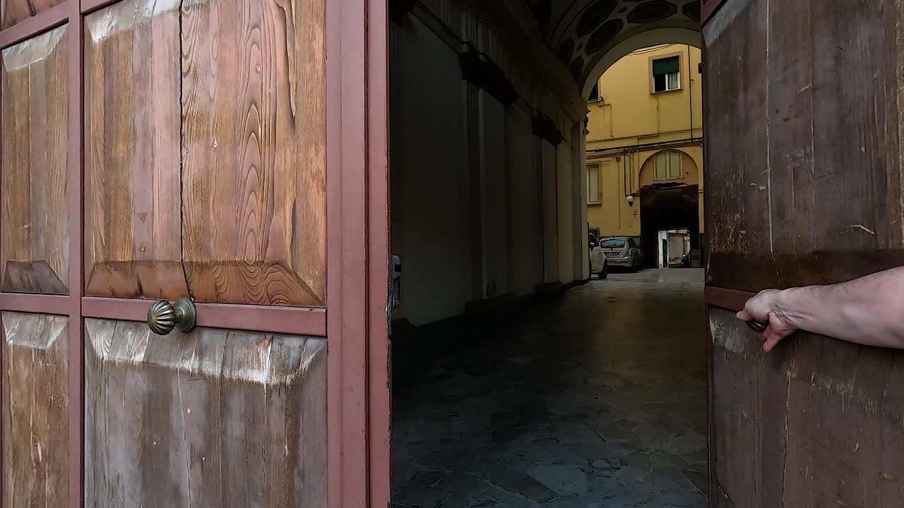 한 손 이 나무 문 을 열고 닫는다