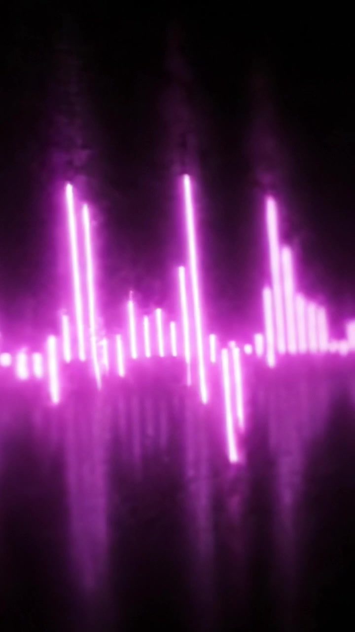 En kunstnerisk udforskning af fantastiske lysmønstre, der skifter fra en kølig blå nuance til en levende pink, hvilket skaber en fordybende visuel oplevelse, der fængsler beskueren.