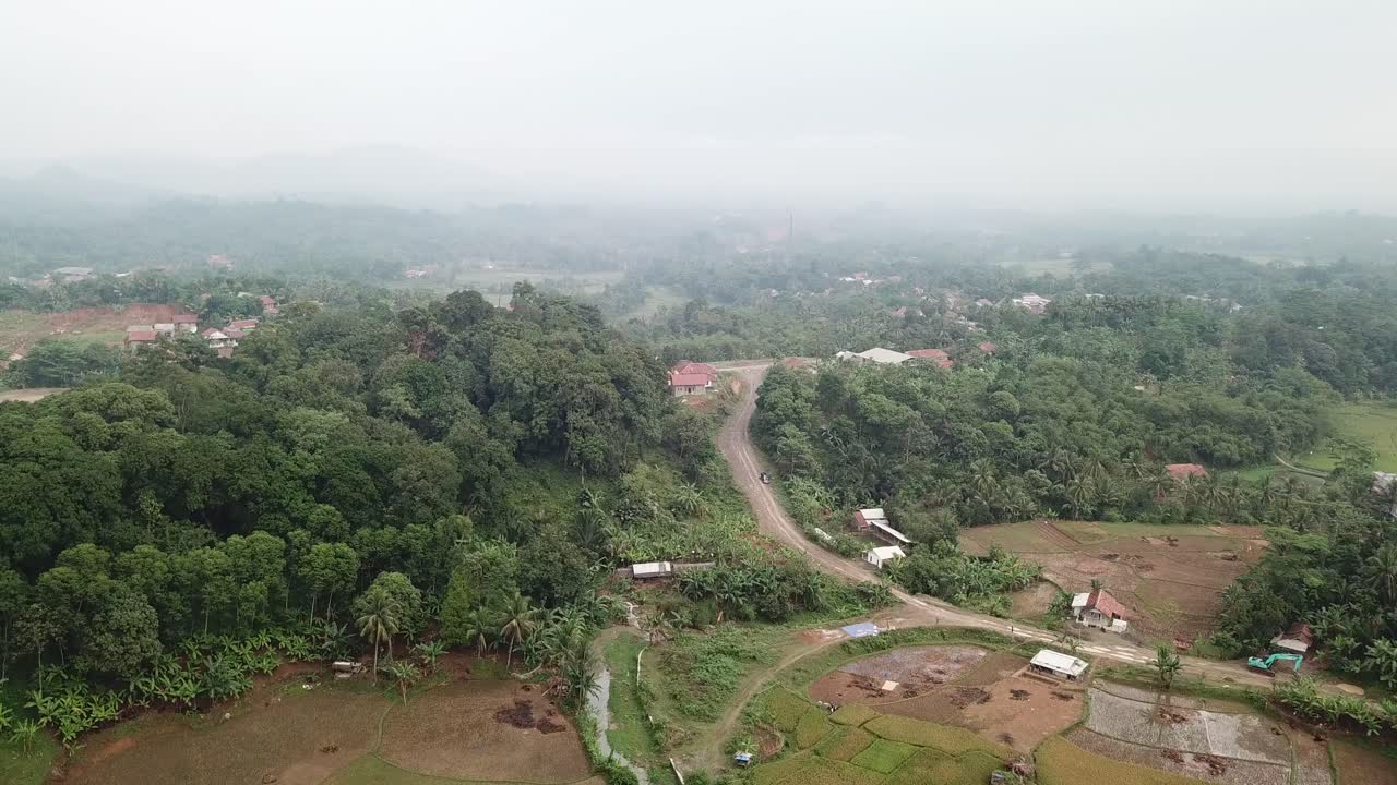 vista aérea de una aldea rural en indonesia