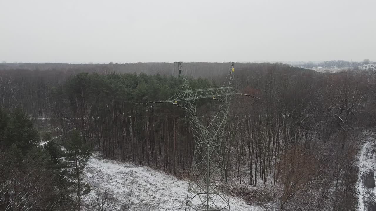Video drone con parallasse di linee elettriche a Las Brodnowski 3