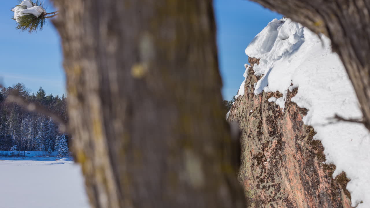 time-lapse de movimiento de colinas y bosques cubiertos de nieve en el norte de michigan