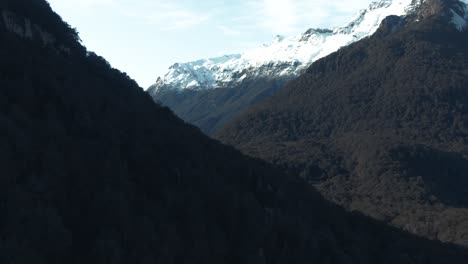 dron revela enormes montañas cubiertas de nieve