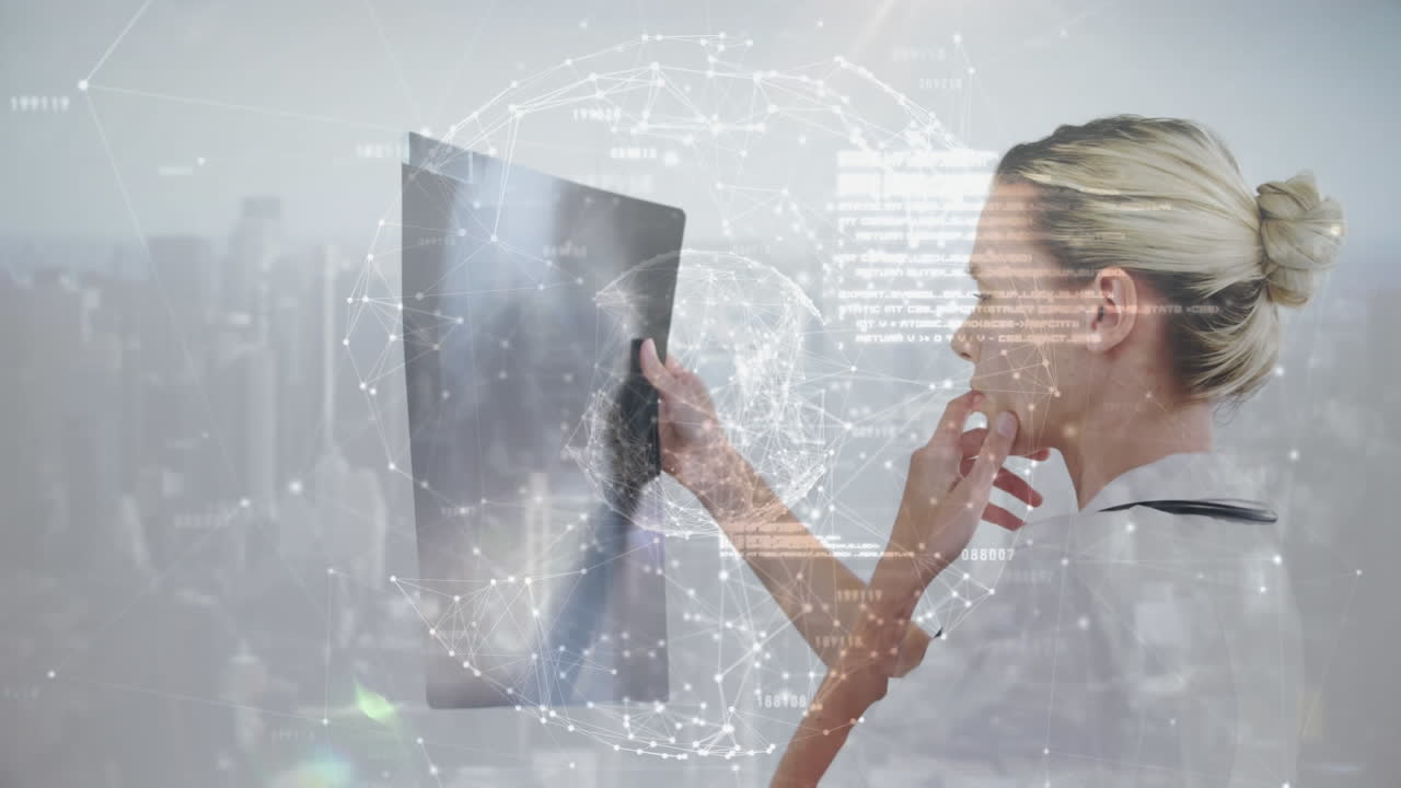 globo de red de conexiones contra la doctora analizando la imagen de rayos x