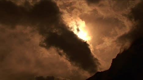 Pan-En-Pico-Con-Nubes-Y-Luz-Solar.