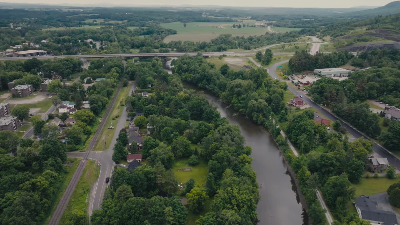 Fiume Magog in un'area suburbana a Sherbrooke, Canada - Ripresa aerea con drone