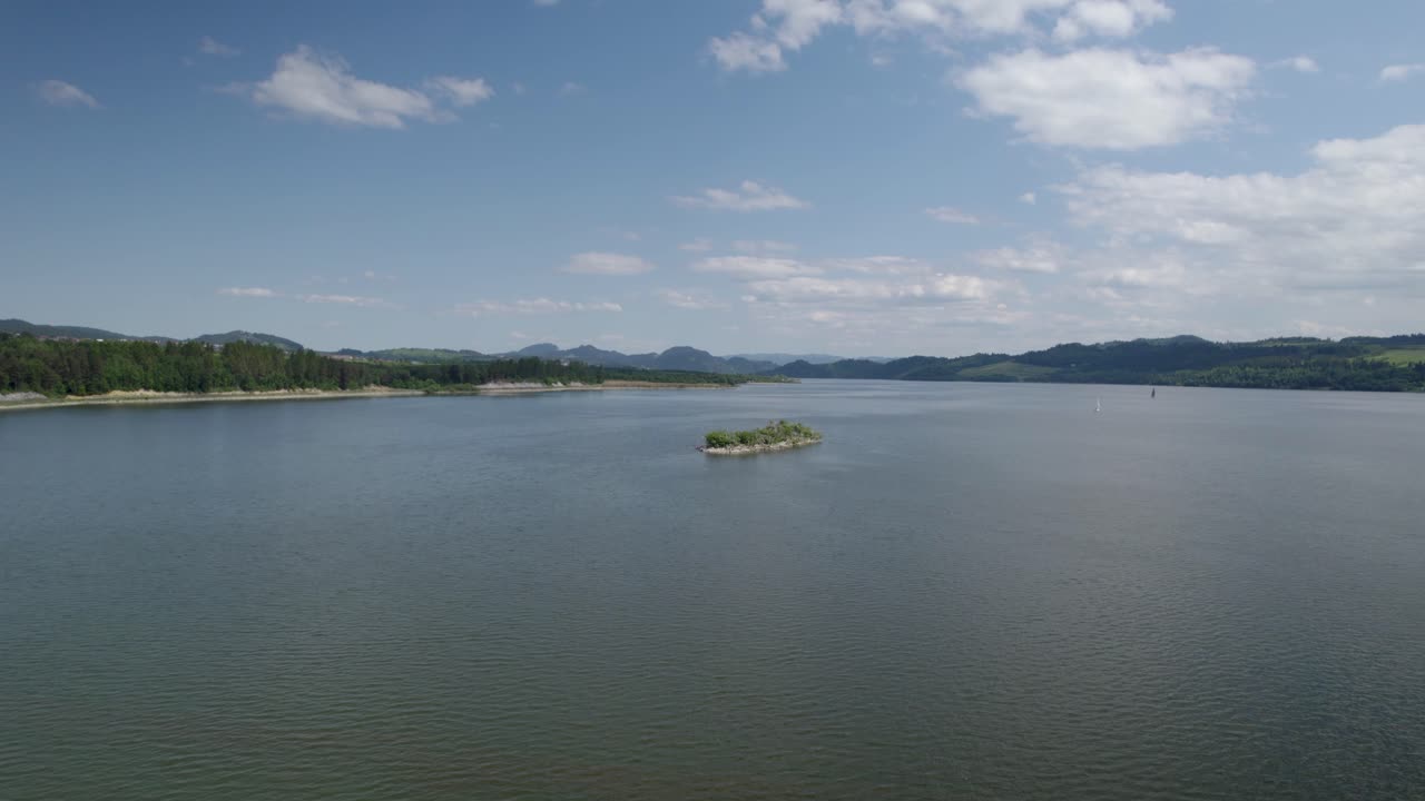 호수 한가운데 에 있는 작은 외로운 섬 의 드론  ⁇