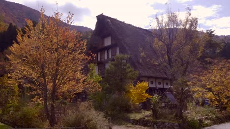 秋季在日本 shirakawago 的一座古老的日本房子的景色