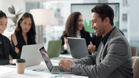 Hombre-En-Una-Reunión-En-La-Oficina-Con-Una-Computadora-Portátil