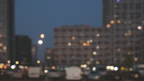 시내 불빛의 흐릿함. 자동차에서 촬영된 모션