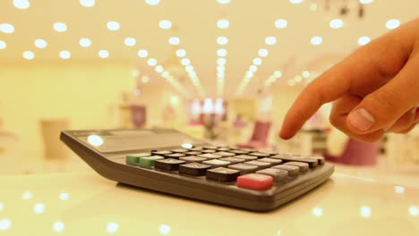 joven usando una calculadora con el dedo