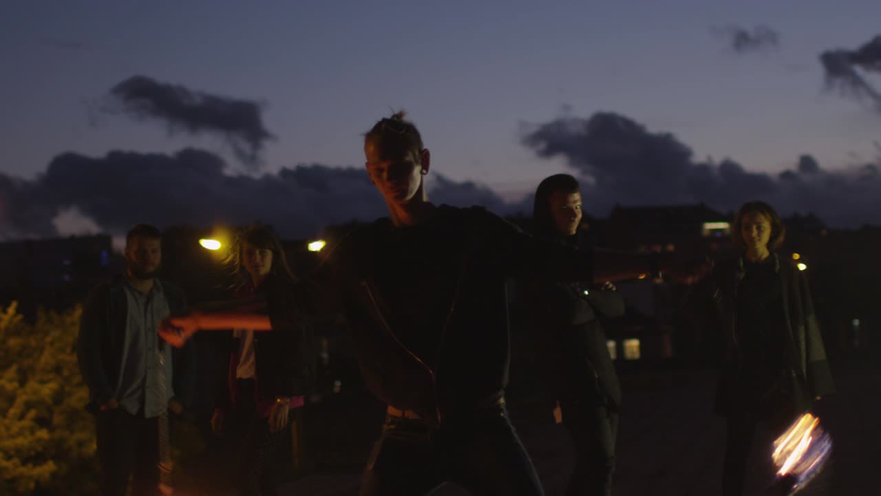 artista masculino realizando un espectáculo de fuego al aire libre por la noche.