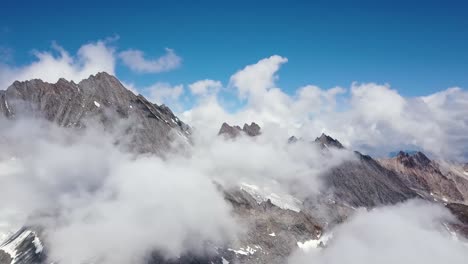 viajes aéreos de cordillera de bordes afilados en los alpes suizos con nubes en verano