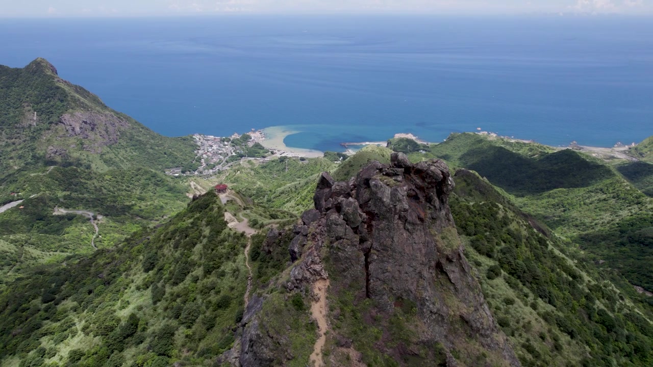 Splendida ripresa aerea del Monte Teapot dietro una scogliera rocciosa situata vicino a Nuova Taipei, Taiwan, con la magnifica costa del Pacifico sullo sfondo.