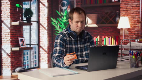 hombre celebrando después de recibir buenas noticias, mirando el cuaderno