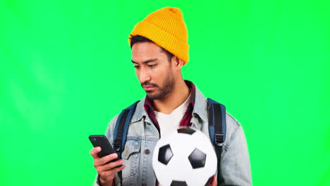 Junger-Mann,-Grüner-Bildschirm-Und-Telefon-Mit-Fußball