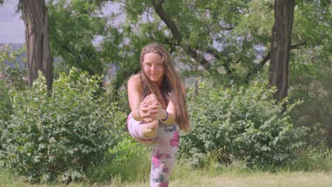 imágenes estáticas de una mujer joven, realizando una pose de yoga de pie a la rodilla al aire libre