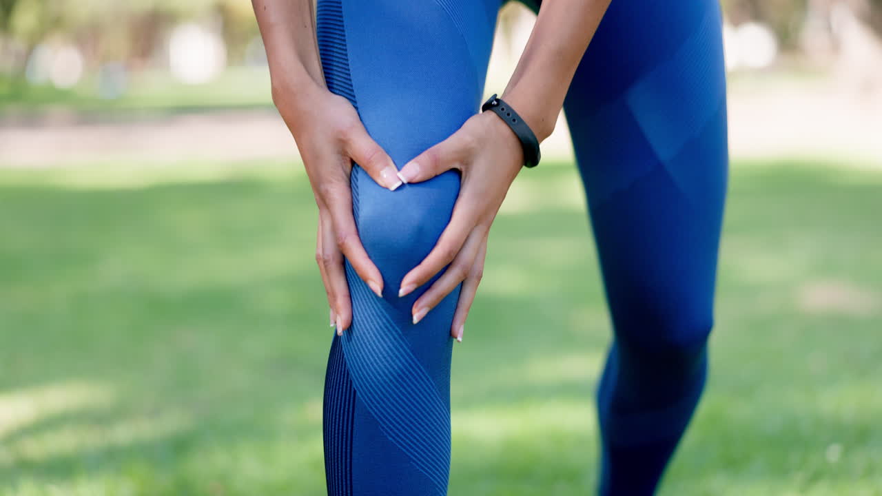 Fitness, corsa e gambe di donna con infortunio al ginocchio
