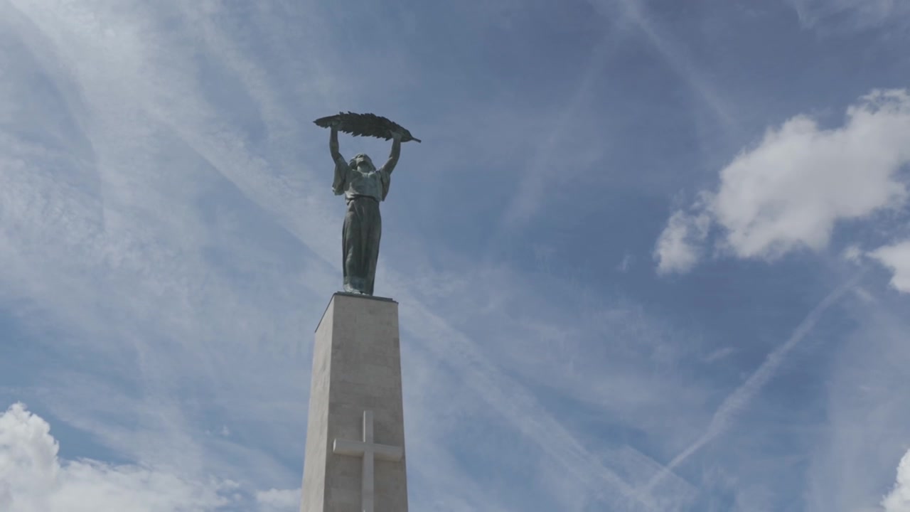 Vídeo 4K da Cidadela com a Estátua da Liberdade, um marco importante em Budapeste, Hungria.