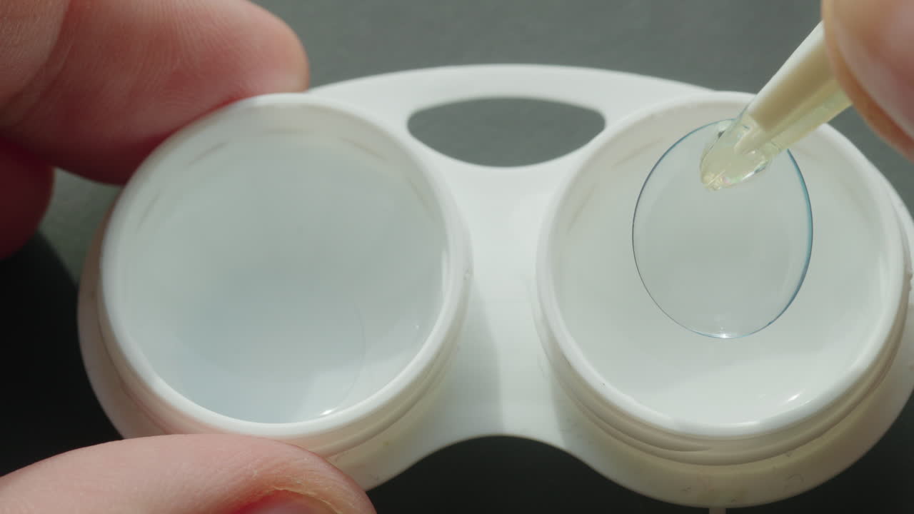 콘택트 렌즈를 착용하는 것