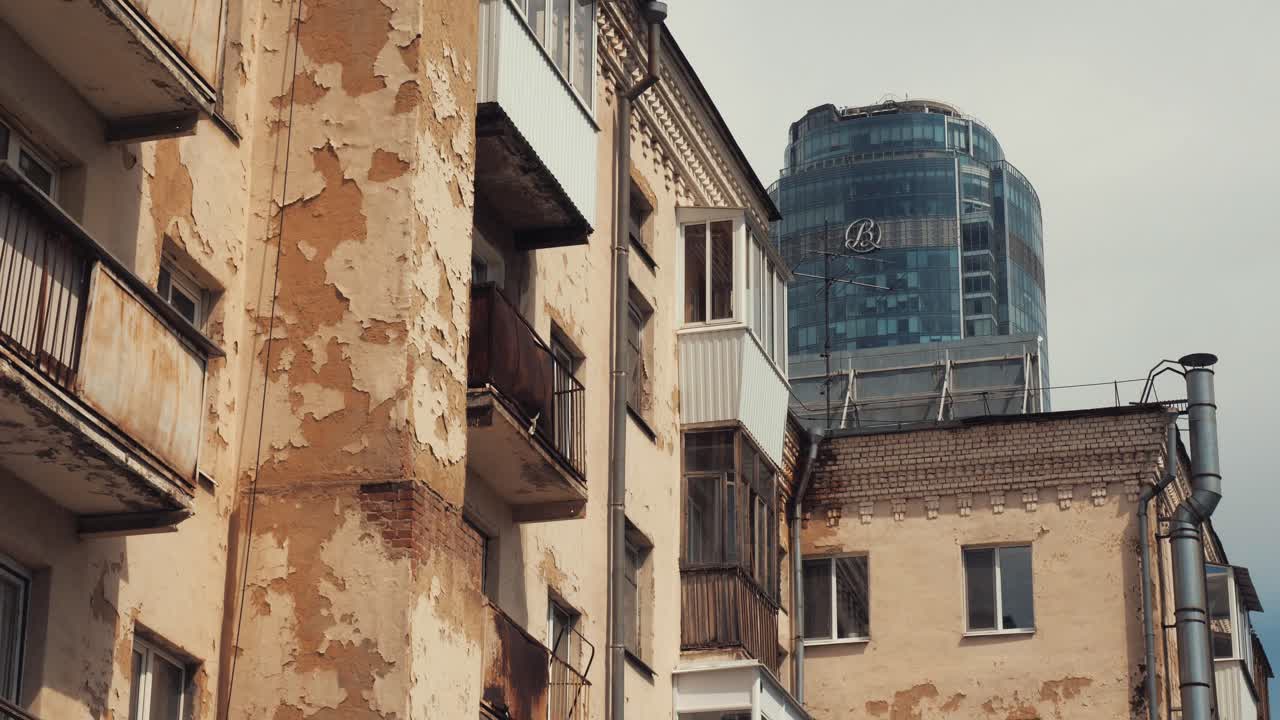 edificios antiguos y modernos en la ciudad