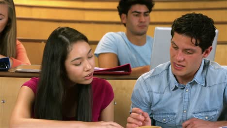 Schüler-Sitzen-Beim-Lernen-Nebeneinander