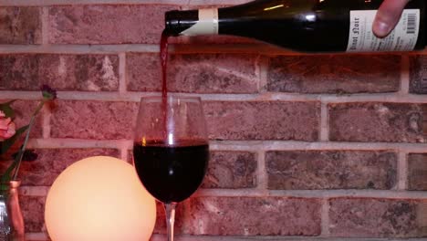 vino tinto que se vierte en un vaso, bucle cinematográfico