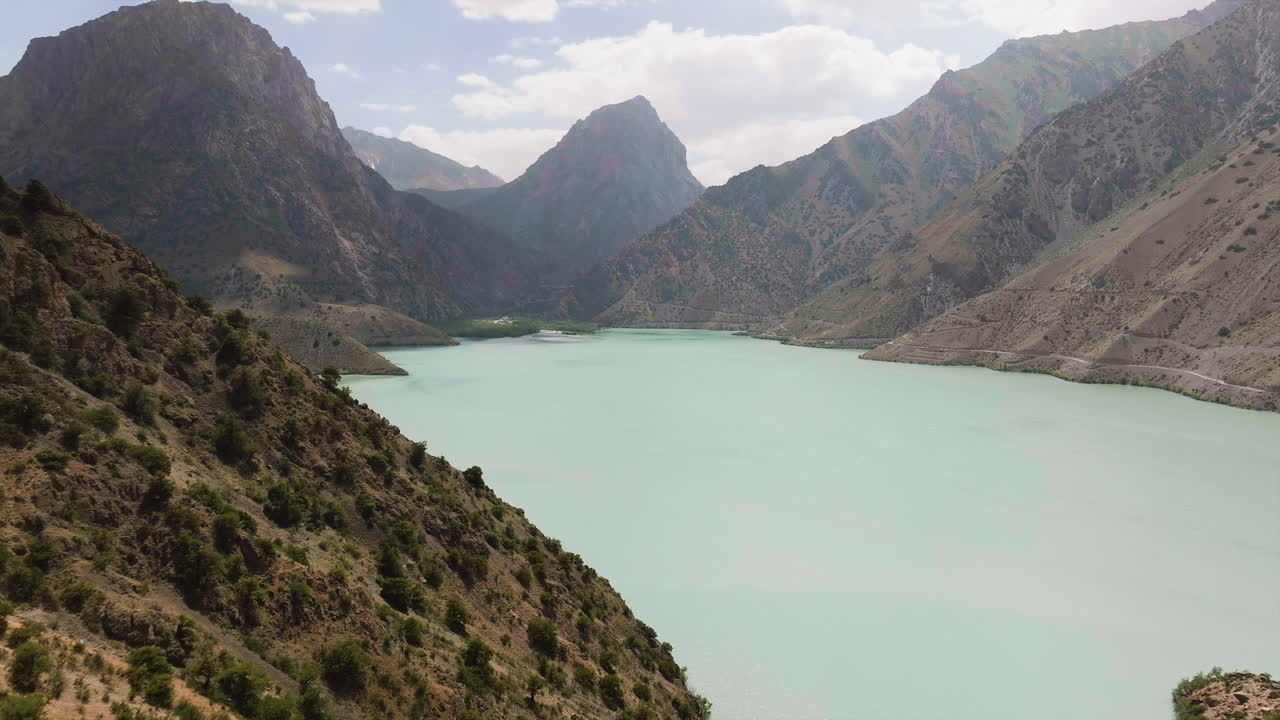 vista panorámica del lago iskanderkul en tayikistán - toma de un avión no tripulado