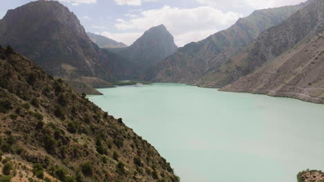 Vista-Panorámica-Del-Lago-Iskanderkul-En-Tayikistán---Disparo-De-Drones