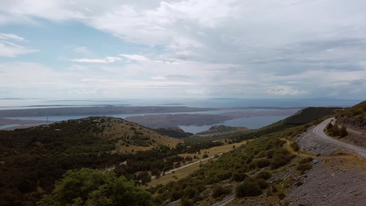 archipiélago croata desde velebit, punto de vista de kubus ura durante el tiempo lluvioso
