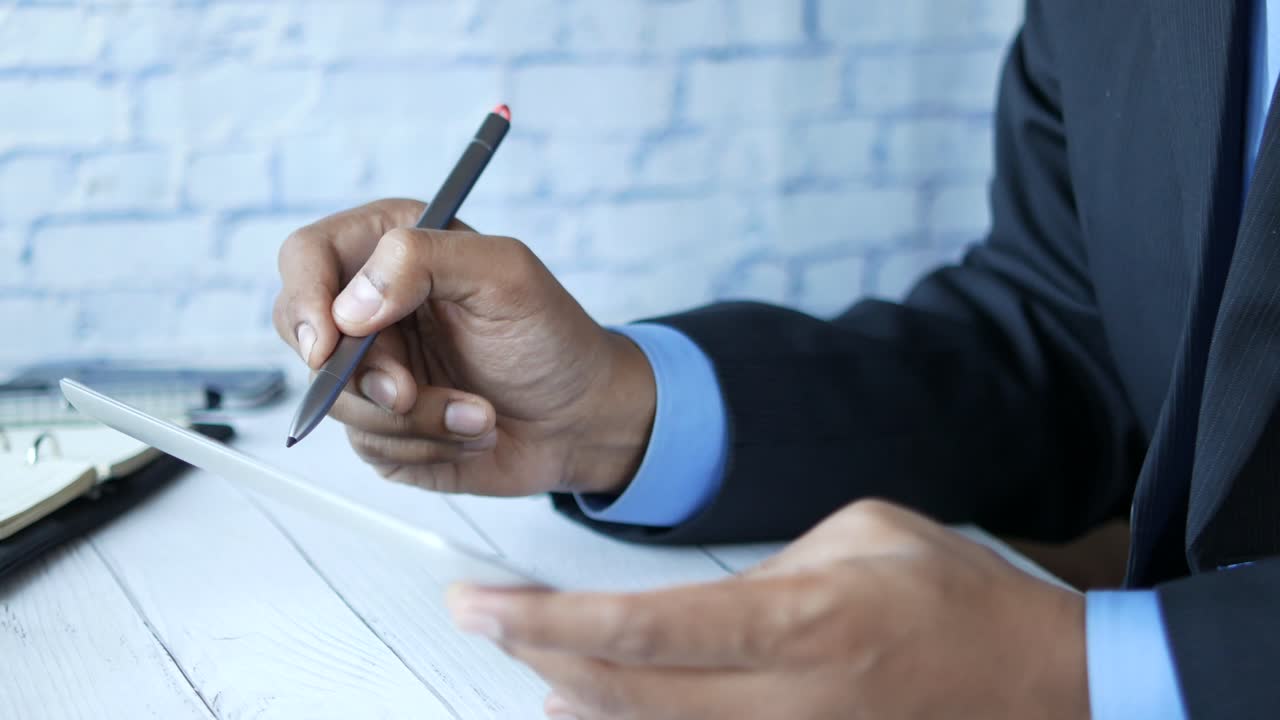 hombre de negocios usando una tableta y un bolígrafo digital