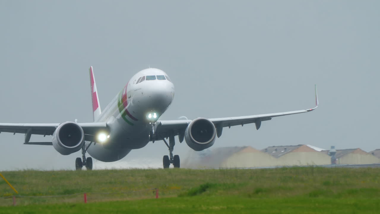 Aereo TAP Air Portugal in fase di decollo