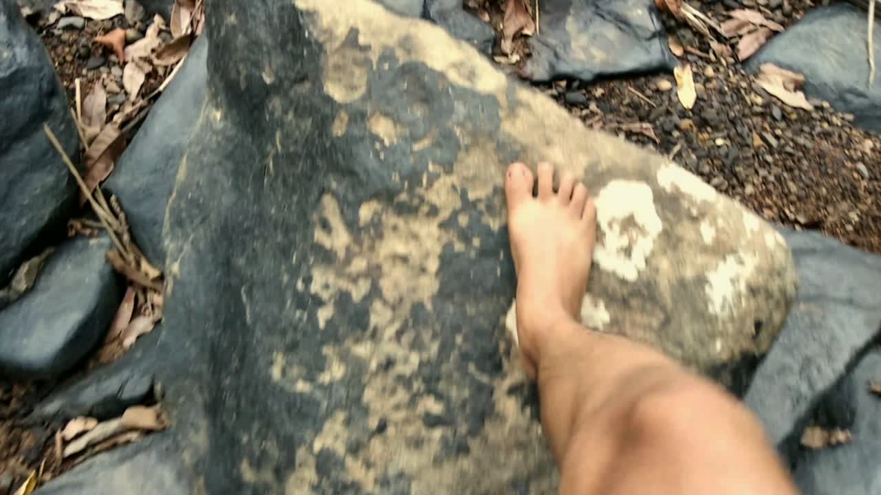 큰 검은 바위에 점프하는 pov와 풍경의 가까운 전망