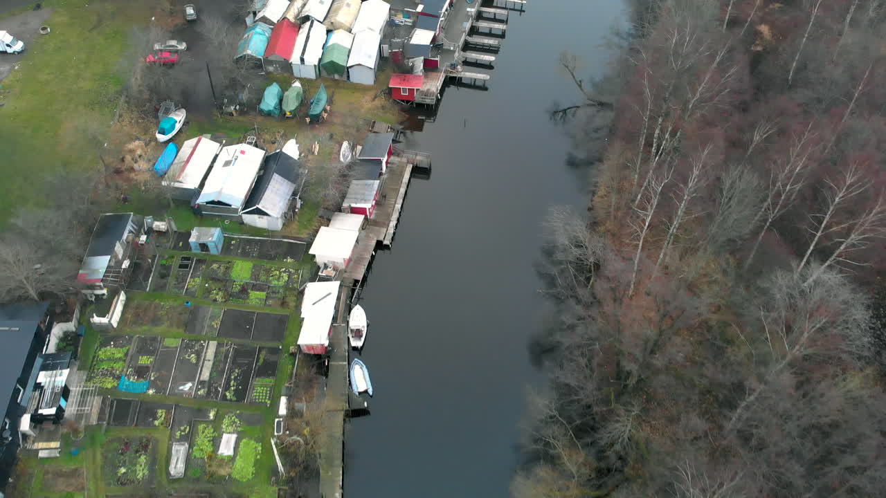 강과 야채 패치로 오두막의 하향식 샷