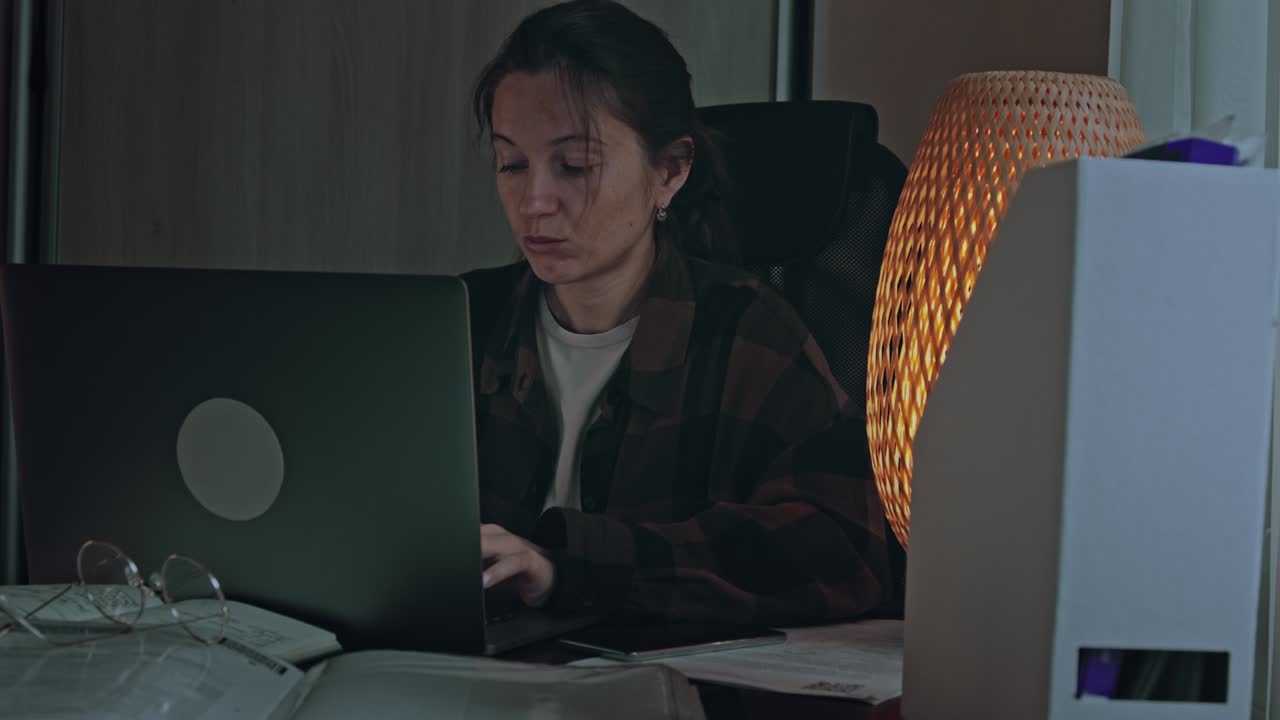 밤 늦게까지 원격으로 일하는 것