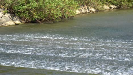 Spritzwasser-Fließt-über-Einen-Kleinen-Künstlichen-Kaskadenwasserfall-Des-örtlichen-Kleinen-Flusses-In-Der-Nähe-Von-Seoul-City