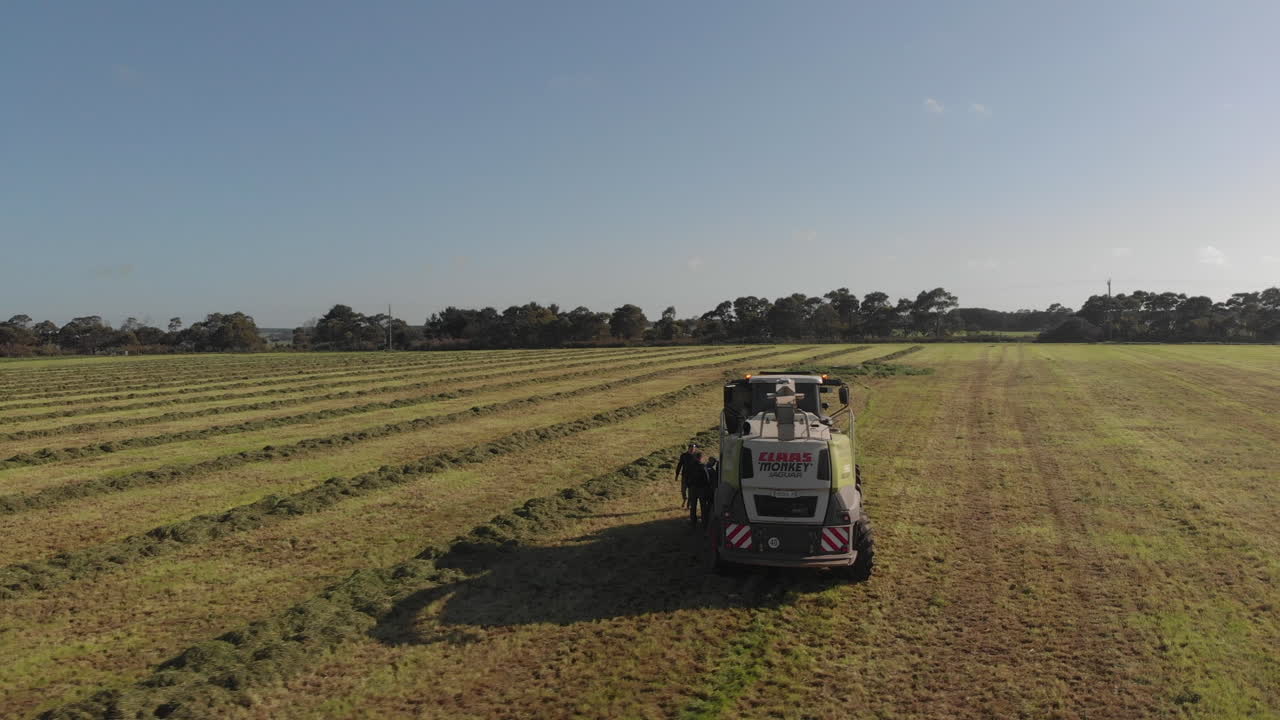 Agricoltori che cercano di riparare un veicolo agricolo guasto