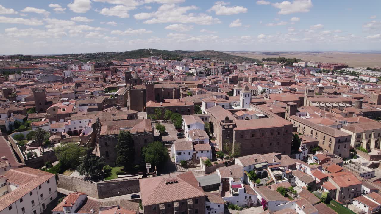 Vista aerea della città medievale fortificata di Cáceres in Spagna, patrimonio mondiale UNESCO, con ripresa orbitale.