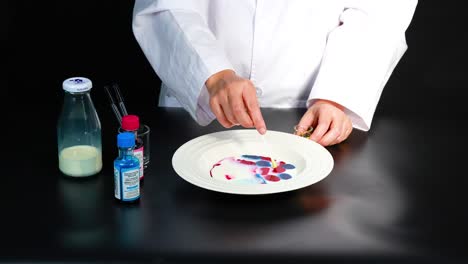 un experimento vibrante que muestra colores girando en la leche, demostrando reacciones químicas con imágenes vívidas y movimiento dinámico