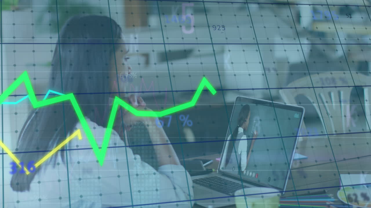 animación de múltiples gráficos y números cambiantes, mujer biracial viendo clases en línea en la computadora portátil