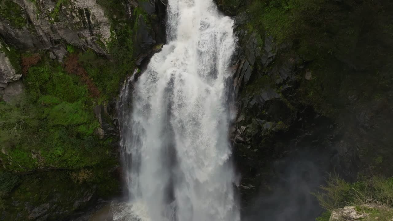 magnífica cascada de fervenza do toxa cerca de silleda, pontevedra, españa