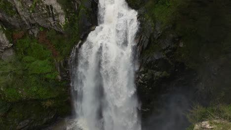 herrlicher wasserfall von fervenza do toxa in der nähe von silleda, pontevedra, spanien