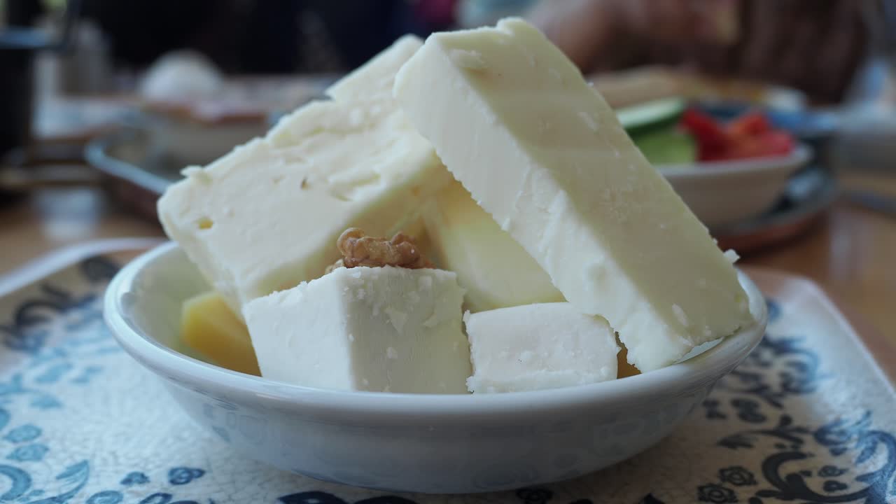 queso blanco con nuez en un plato