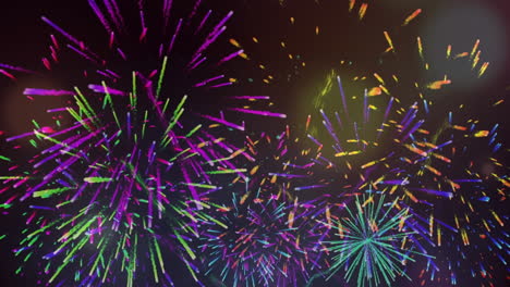 animación de fuegos artificiales coloridos que explotan en la víspera de año nuevo