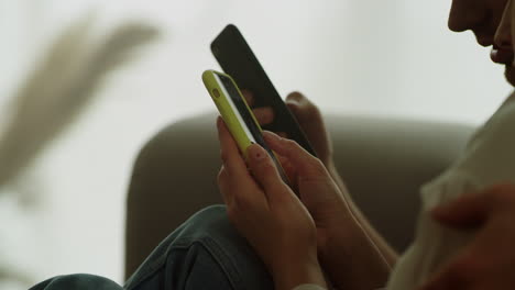 Closeup-hands-with-mobile-phones.-Macro-of-man-and-woman-hands-with-mobile.