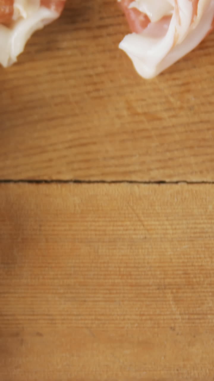 zanahorias, cuchillo, tomates y aperitivos