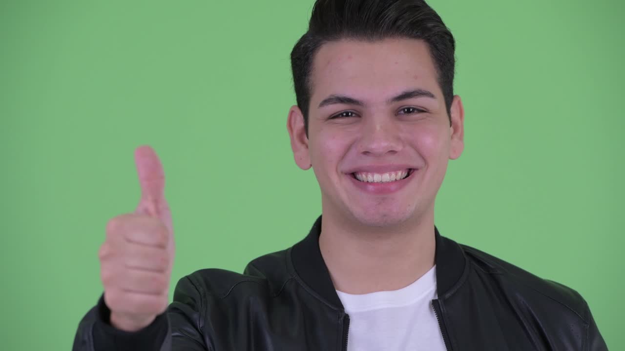 가죽 재을 입은 젊은 잘생긴 다민족 남자