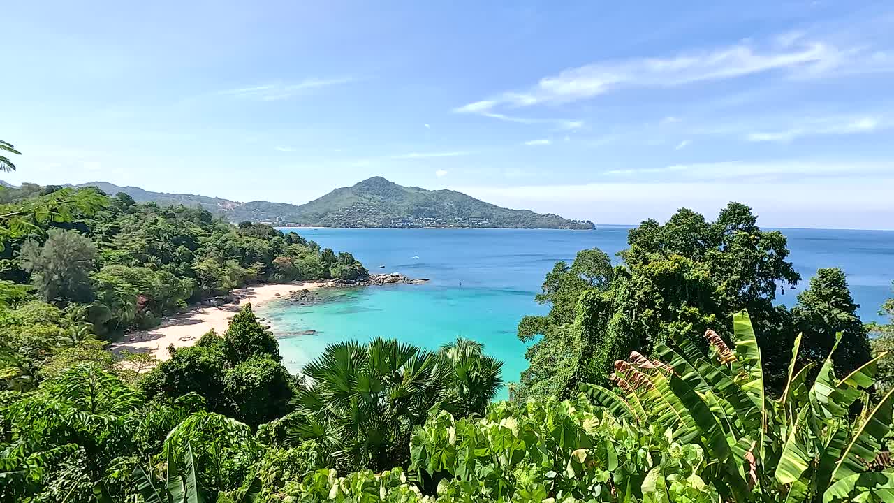 vista panorámica de la playa tropical y la exuberante vegetación en phuket