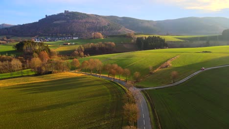 Conducir-Automóviles-A-Través-Del-Pintoresco-Paisaje-De-Bruchhausen-An-Den-Steinen:-Una-Vista-Aérea